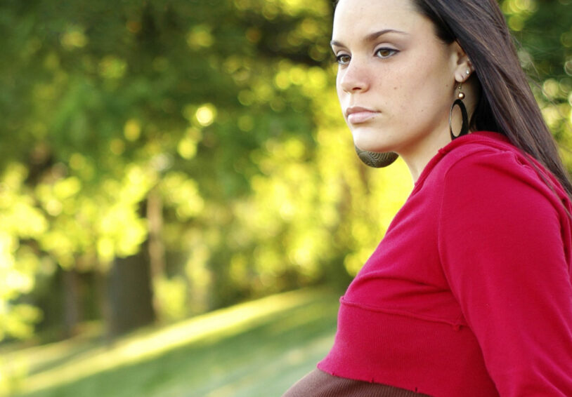Foto van zwangere jonge vrouw in park