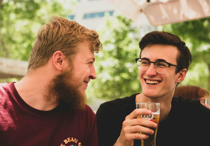 Twee lachende mannen op date