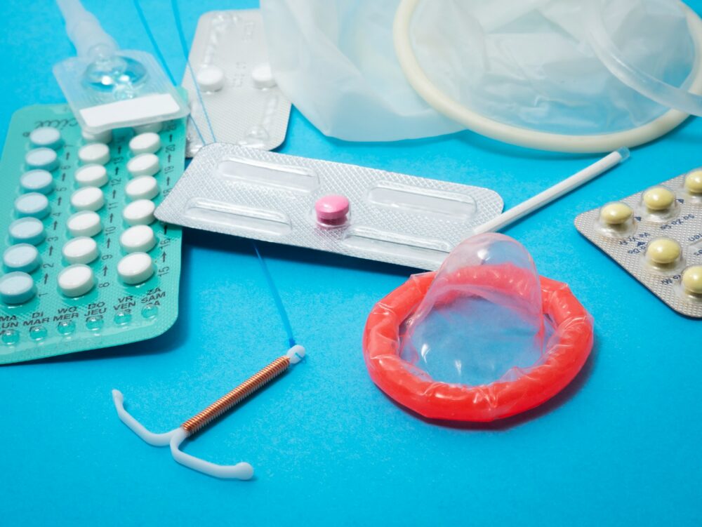 Anticonceptiemiddelen op een blauwe achtergrond