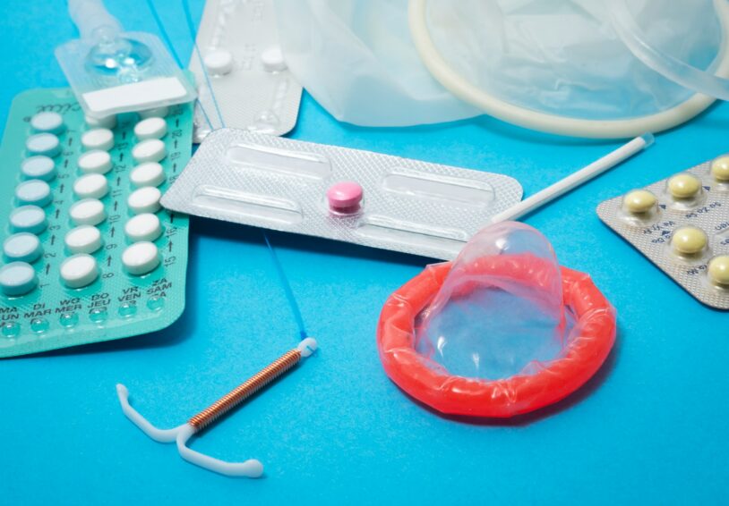 Anticonceptiemiddelen op een blauwe achtergrond