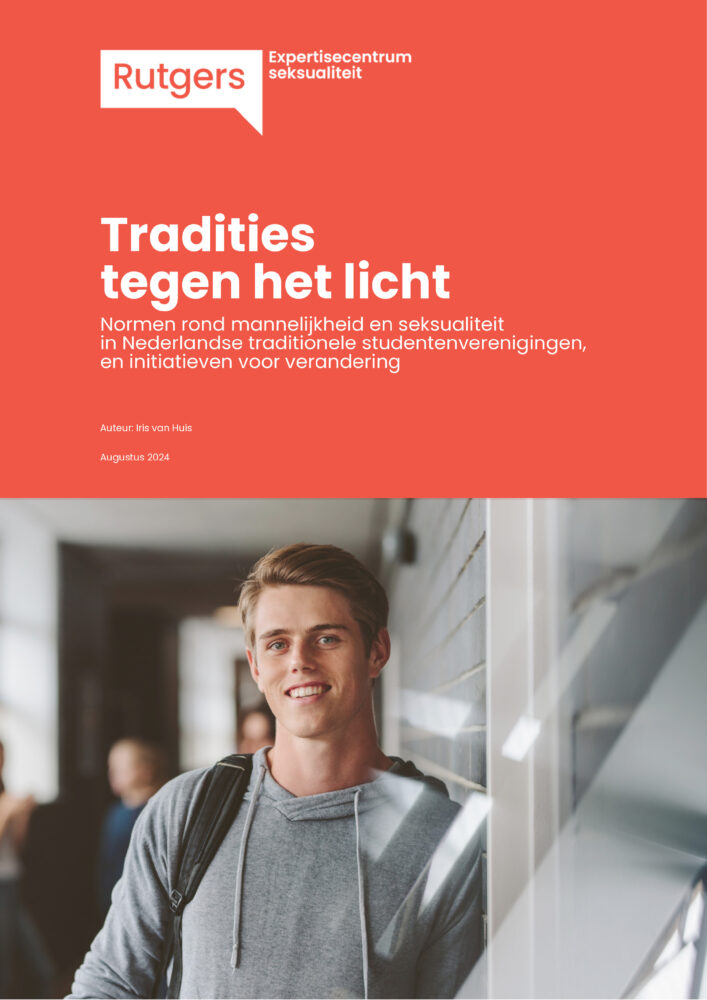 Titelpagina van onderzoek Tradities tegen het licht met mannelijke student in de schoolgang die in de camera kijkt