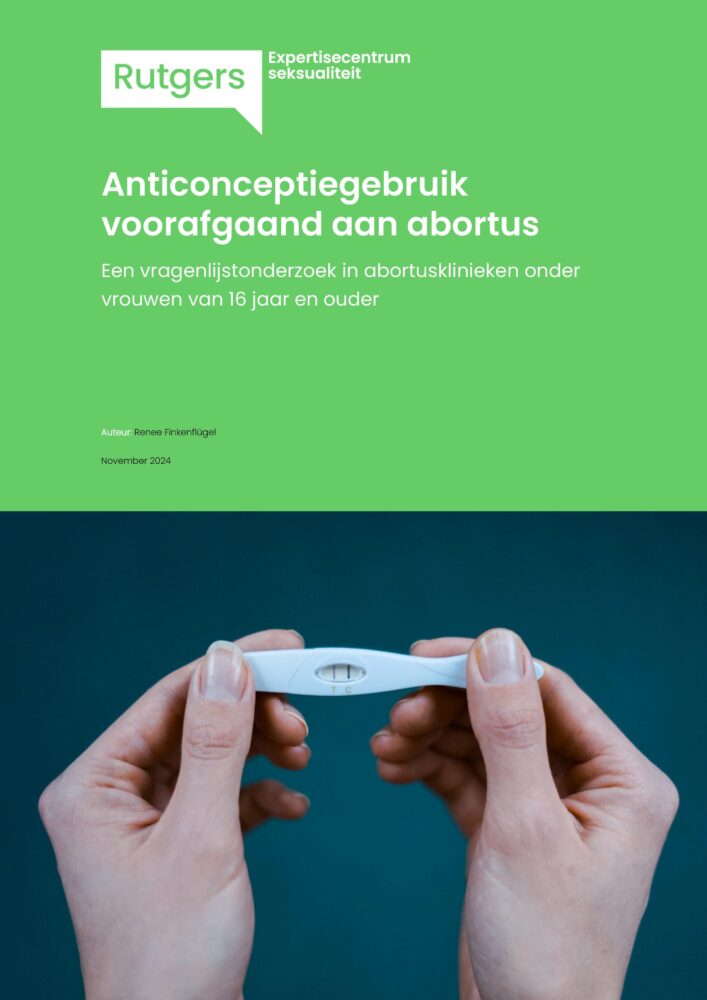 Cover van onderzoek Anticonceptiegebruik voorafgaand aan abortus met foto van handen van vrouw met zwangerschapstest