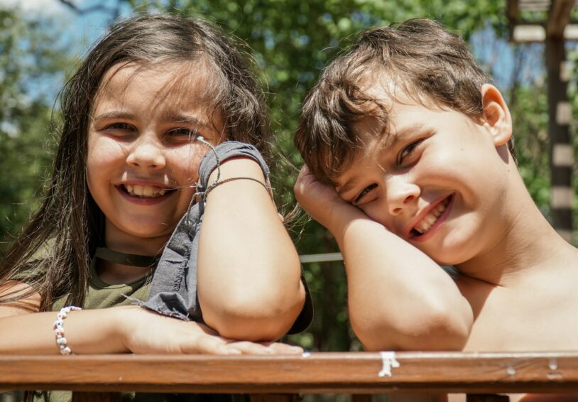 Foto bij onderzoek Instrument relationele en seksuele ontwikkeling van twee lachende kinderen in de zon